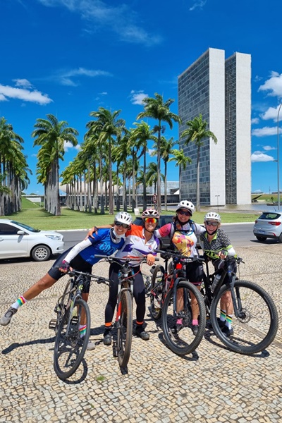 Ciclistas em frente ao Congresso Nacional