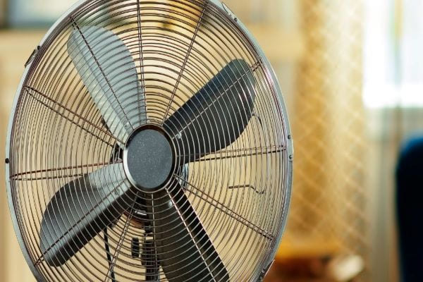 Limpeza de Ventilador Sem Complicações: O Truque do Saco Plástico para Resultados Rápidos e Eficientes!