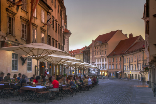 rua cheia de restaurantes na eslovenia