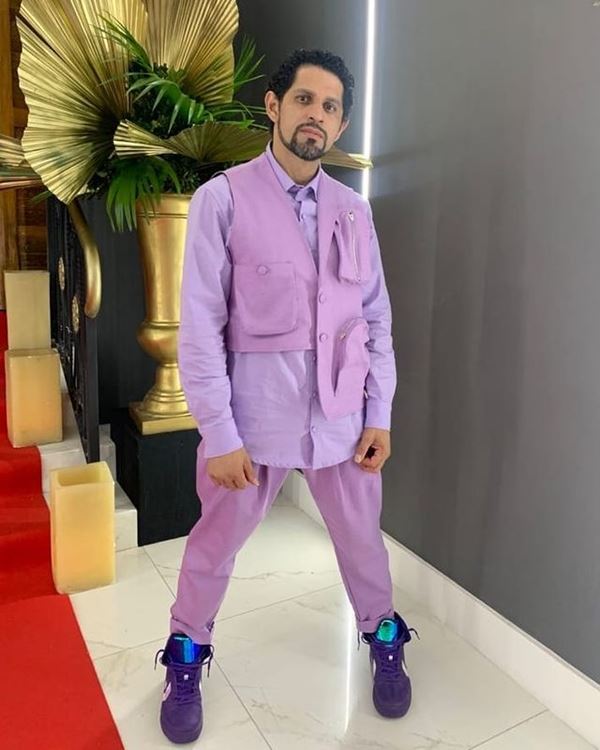 Estilista Fabrício Neves com look roxo