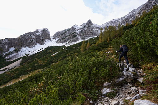 homem praticando trekking em montanha