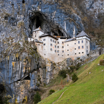 castelo gótico em cima de montanha