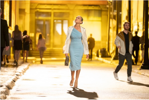 carrie usando um vestido azul à noite - metrópoles