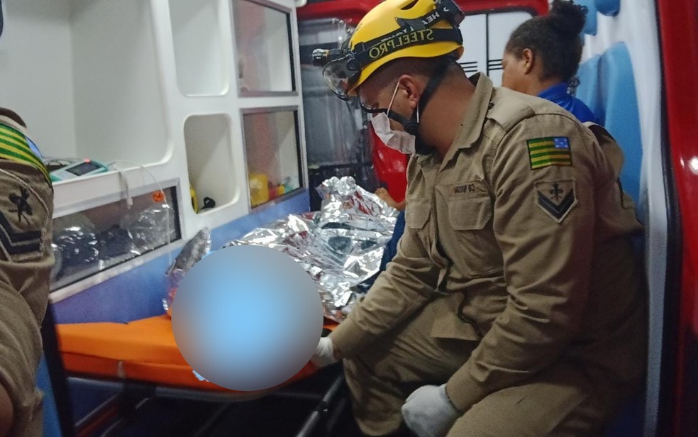 Sem dinheiro, irmãos usam álcool em fogão a lenha e sofrem queimaduras