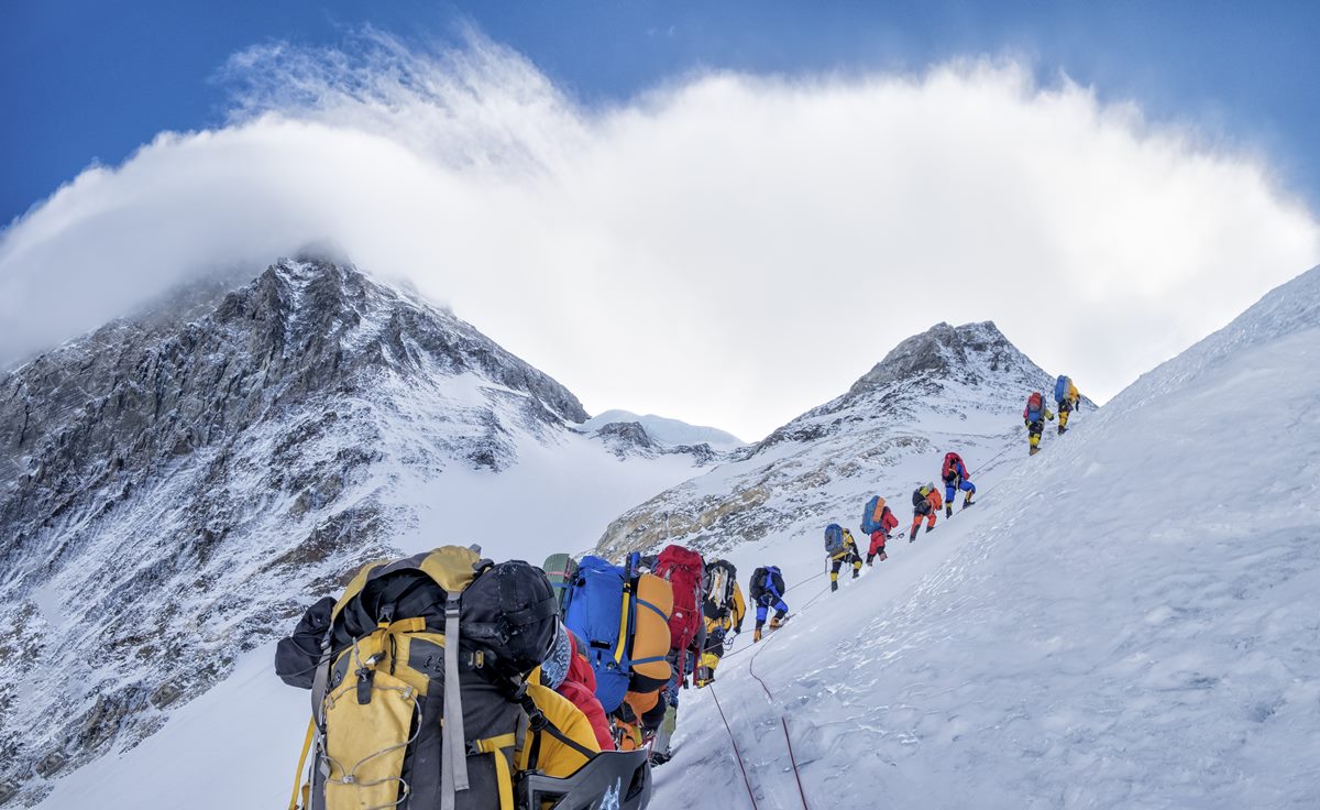 Nevasca no Monte Everest: 200 pessoas aguardam resgate