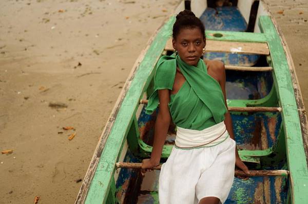 Mulher no barco em ensaio da marca Caroll Falcão