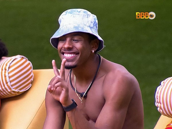 O atleta Paulo André no BBB sem camisa e com chapéu estilo pescador