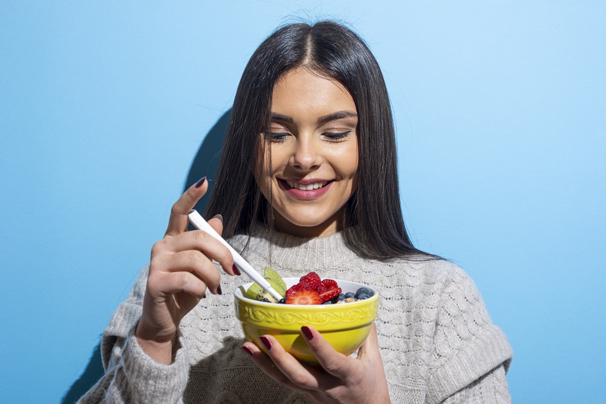 Mulher segurando pote com comida