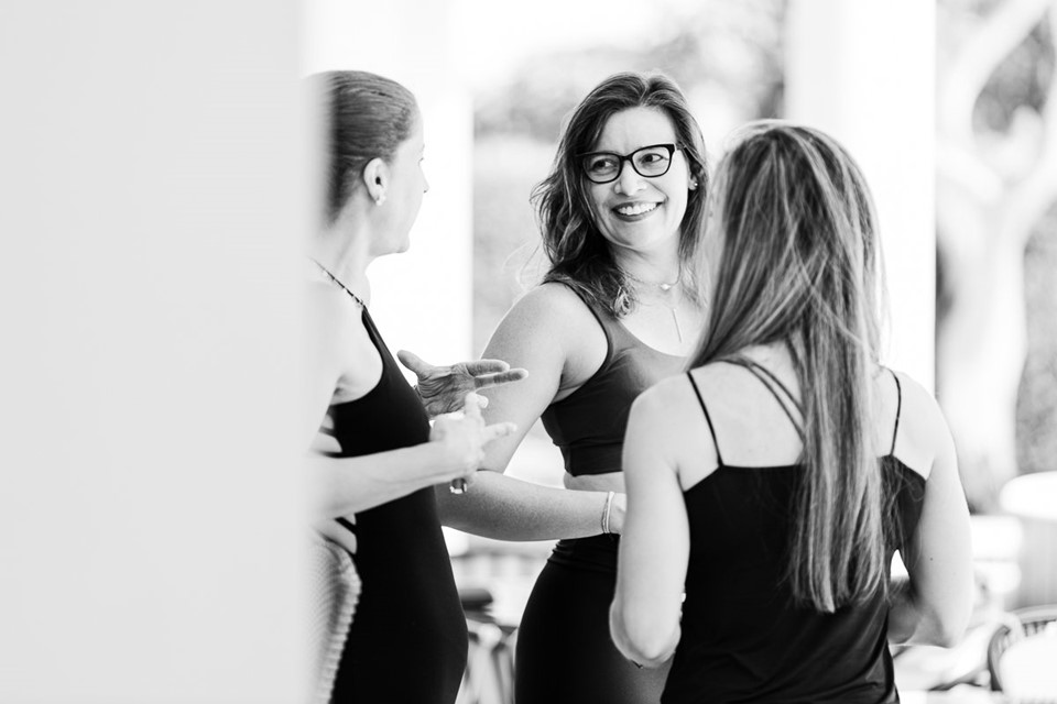 Carol Borges celebra aniversário com as amigas em manhã fitness