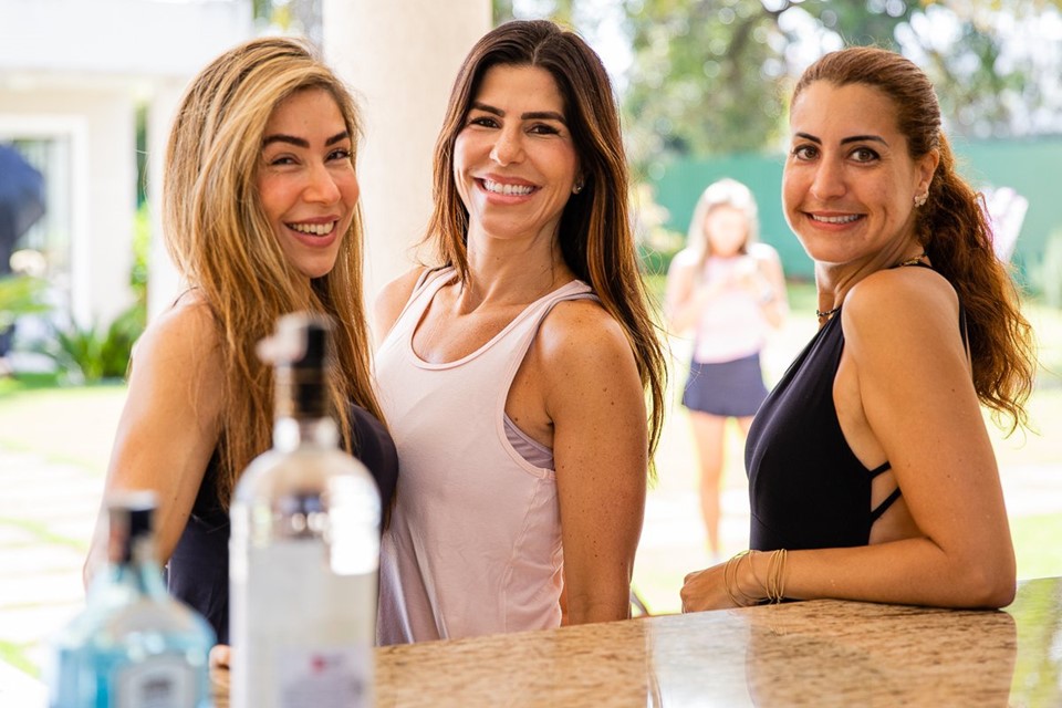 Carol Borges celebra aniversário com as amigas em manhã fitness