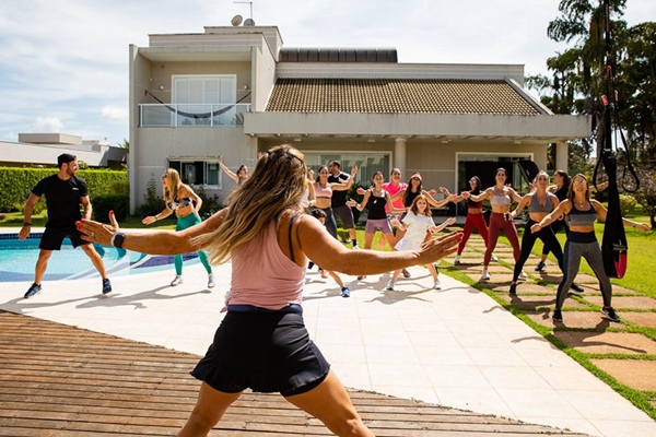 Carol Borges celebra aniversário com as amigas em manhã fitness