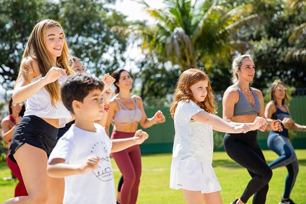 Carol Borges celebra aniversário com as amigas em manhã fitness