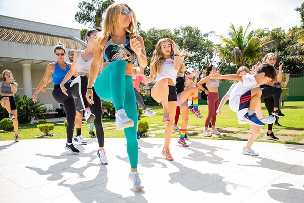 Carol Borges celebra aniversário com as amigas em manhã fitness