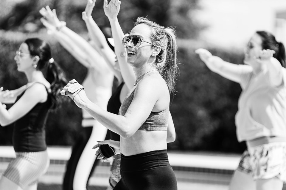 Carol Borges celebra aniversário com as amigas em manhã fitness