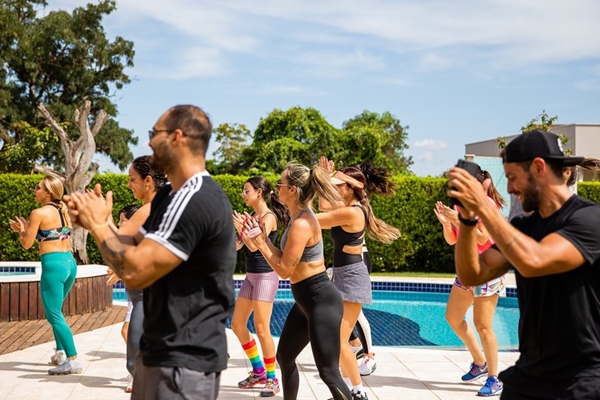 Carol Borges celebra aniversário com as amigas em manhã fitness