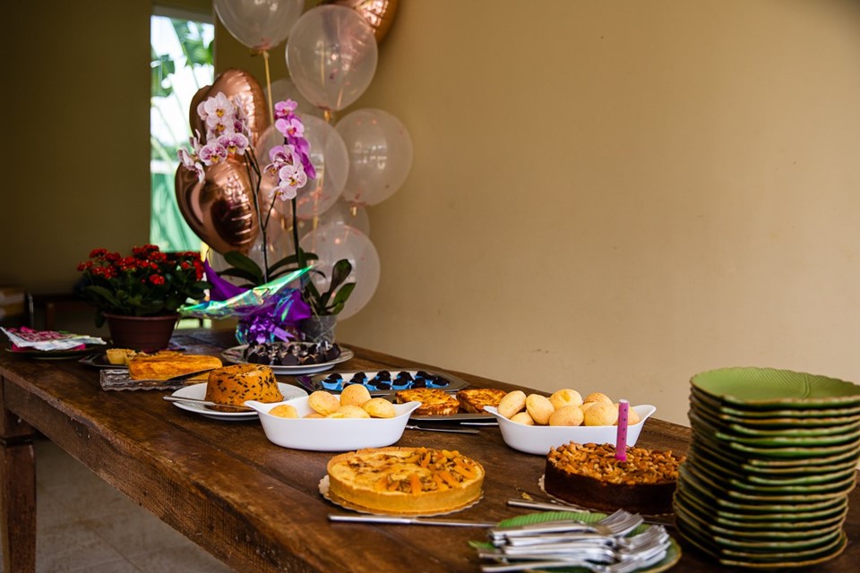 Carol Borges celebra aniversário com as amigas em manhã fitness