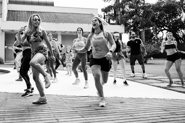 Carol Borges celebra aniversário com as amigas em manhã fitness