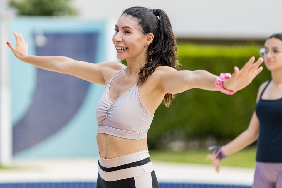 Carol Borges celebra aniversário com as amigas em manhã fitness