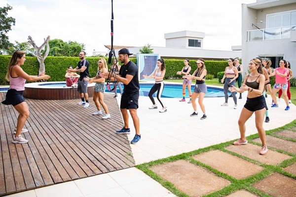 Carol Borges celebra aniversário com as amigas em manhã fitness