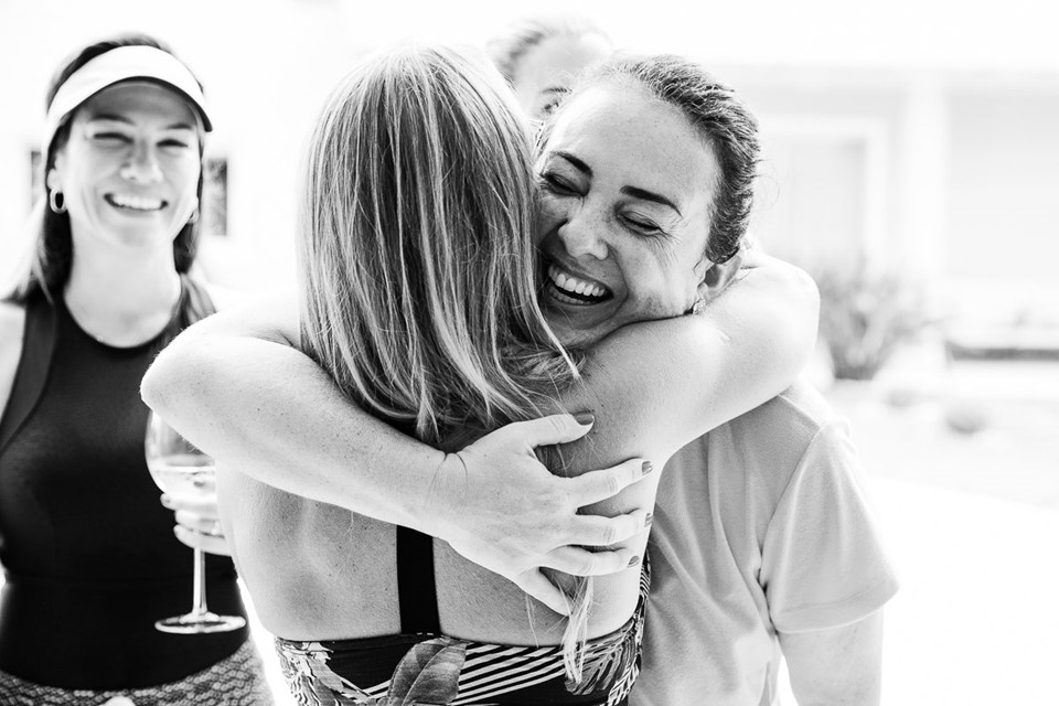 Carol Borges celebra aniversário com as amigas em manhã fitness