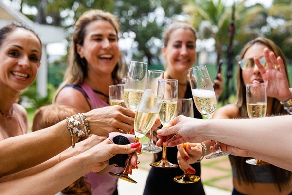 Carol Borges celebra aniversário com as amigas em manhã fitness