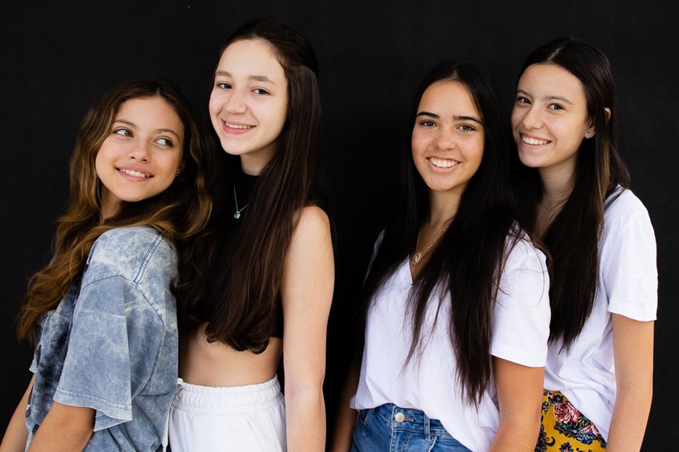 Carol Borges celebra aniversário com as amigas em manhã fitness