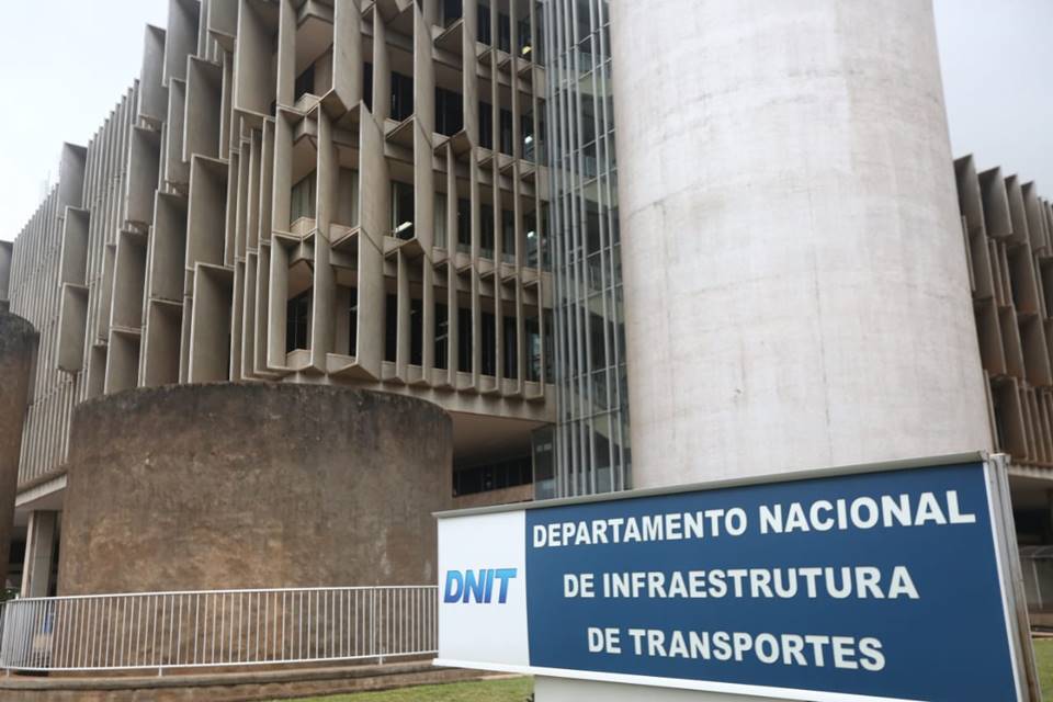 Placa azul diante de prédio de concreto