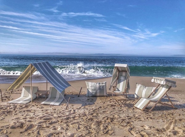 cadeiras de praia em frente ao mar