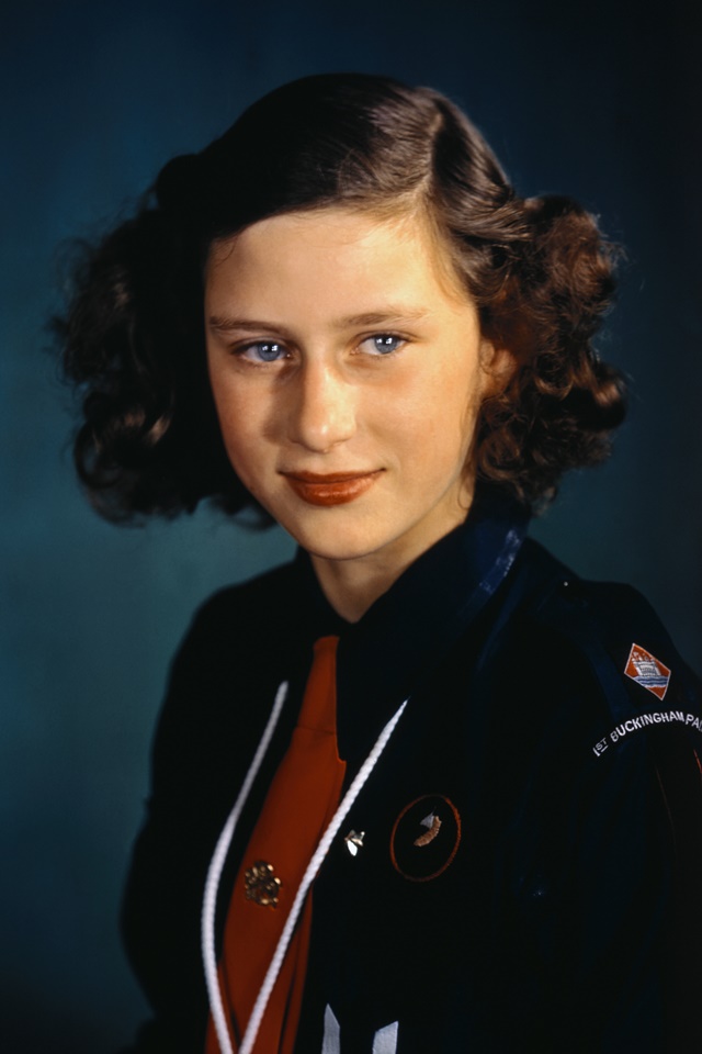 Menina com uniforme. Ela faz pose para um foto