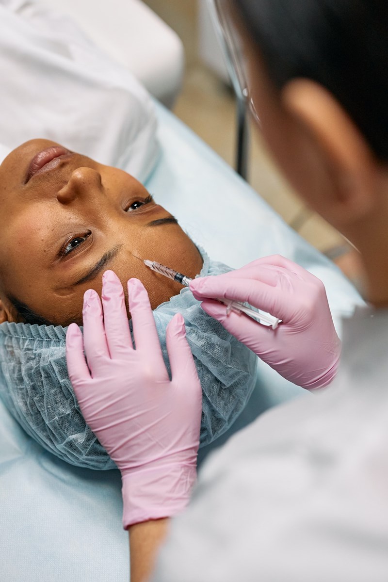 Médica aplicando injetável em paciente mulher