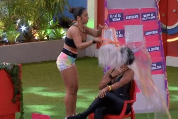 Após agredir Natália com um balde durante jogo da discórdia, a cantora Maria foi expulsa do reality show da Globo. Esse, porém, não foi o único episódio envolvendo ataque de raiva da ex-sister. Em outra ocasião, ela chegou a bateu com força na testa de Arthur para colar uma placa em outra dinâmica do jogo