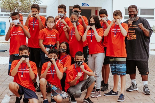 Fila de crianças uniformizadas fazendo pose de boxe