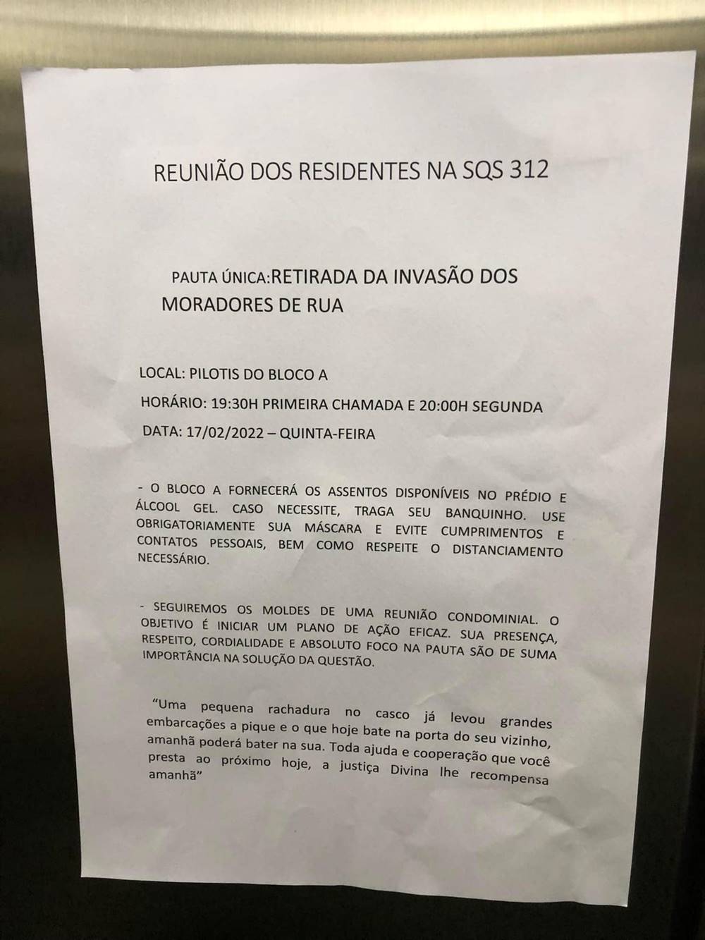 Cartaz convoca moradores para reunião sobre retirada de pessoas em situação de rua de quadra na Asa Sul