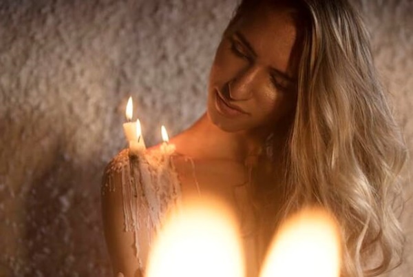 imagem com cor de modelo loira com velas em seu corpo