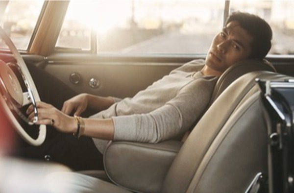 Na imagem, ator Henry Golding estrela campanha da David Yurman