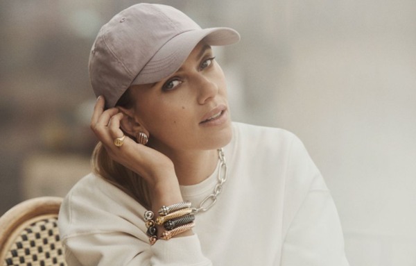 Na imagem, a atriz Scarlett Johansson estrela a campanha da David Yurman