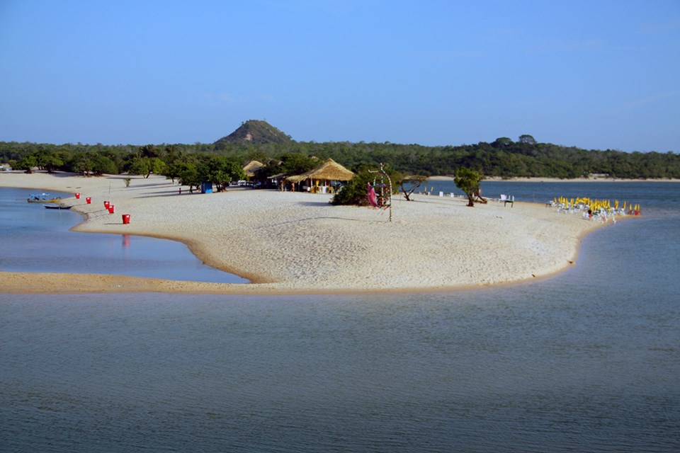 Praia e dunas de areia com quiosques