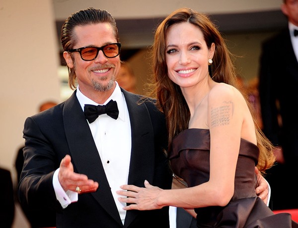 Foto colorida. Angelina Jolie e Brad Pitt são ex-esposa e ex-marido um do outro. Ele tem pele clara, usa barba e tem cabelos loiros. Ela tem pele clara, tem longos cabelos castanhos e usa maquiagem – Metrópoles