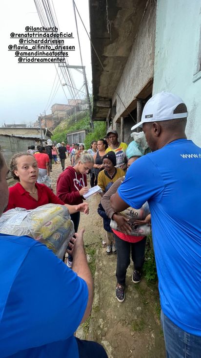 Moradores de Petrópolis, região serrana do Rio de Janeiro, recebem ajuda humanitária