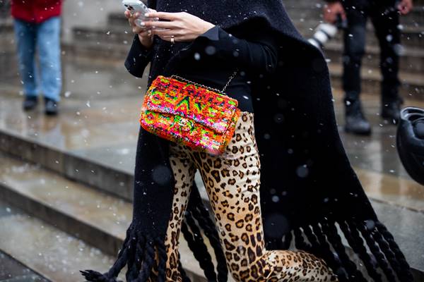 Modelo segura bolsa da Chanel com estampas