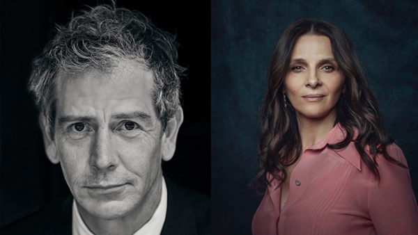 Atores Ben Mendelsohn e Juliette Binoche com roupas sóbrias em fundo neutro