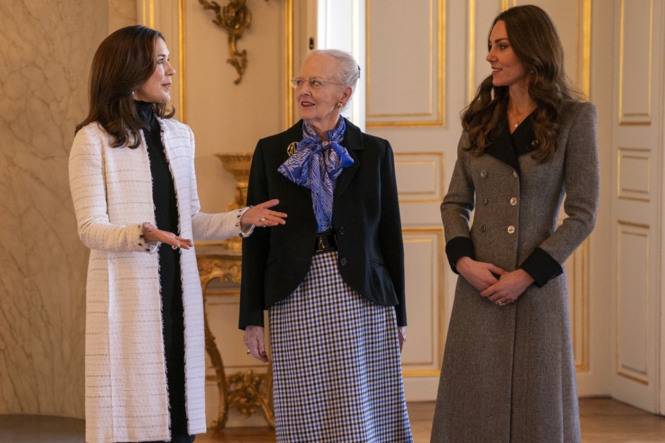 Três mulheres lado a lado em uma sala