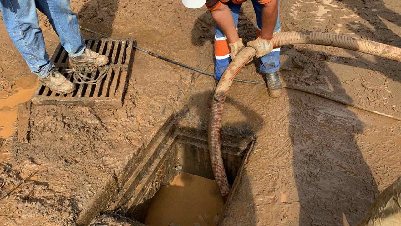 Prefeitura utiliza bombas de pressão para retirar lama 