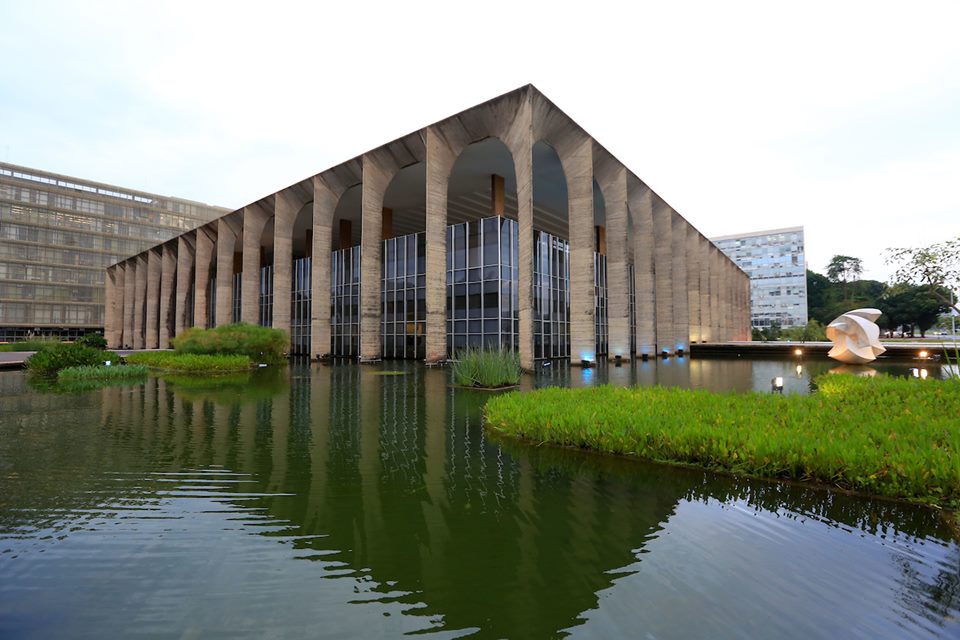 Palácio do Itamaraty, na Esplanada dos Ministérios. Vê-se em primeiro plano o lago e ao fundo o prédio - Metrópoles