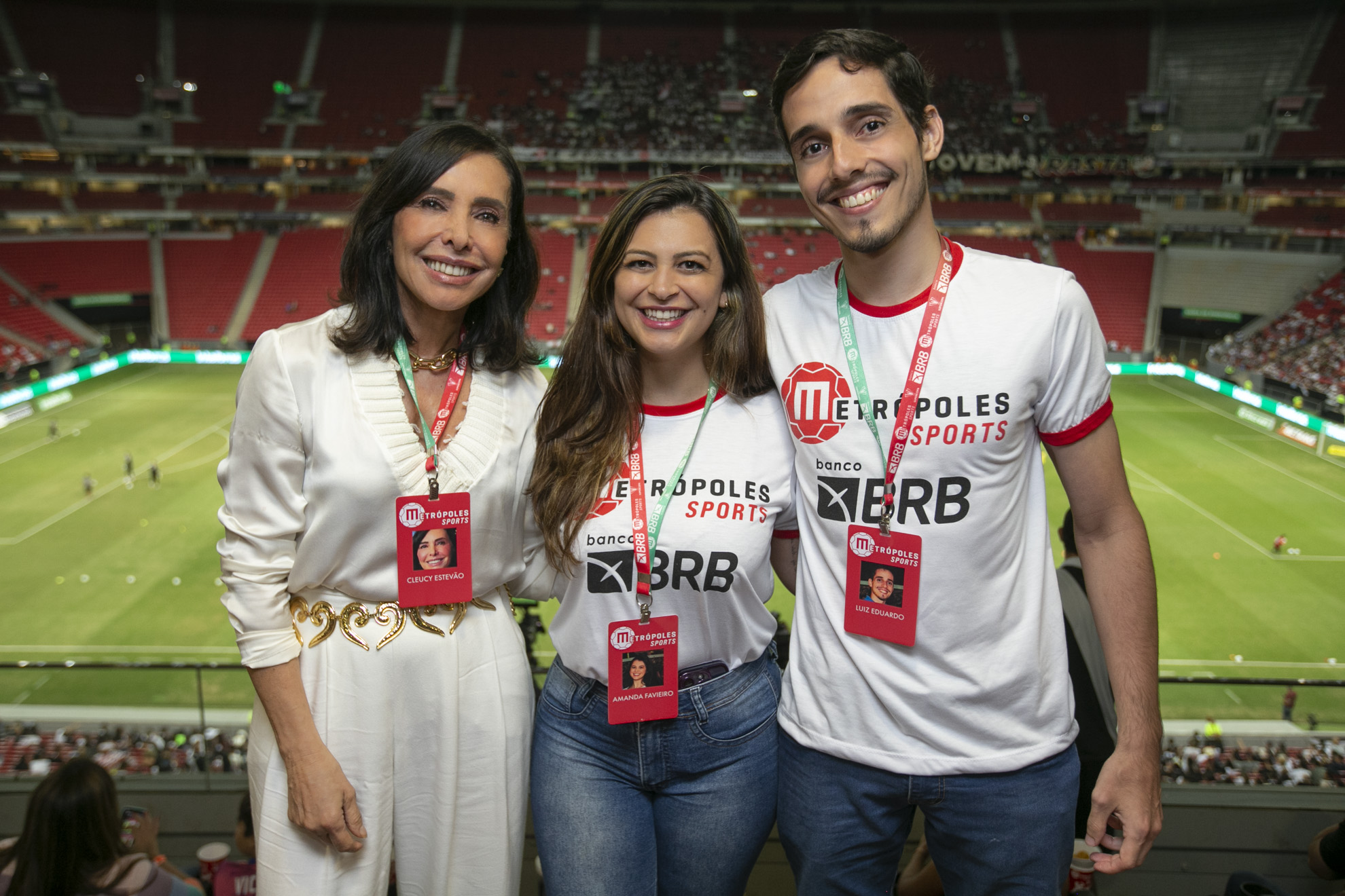 Cleucy Estevão, Amanda Faviero e Luiz Eduardo Estevão assistem jogo do Vasco contra o Trem - Metrópoles