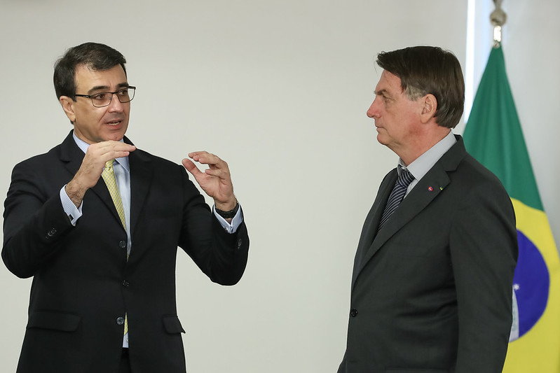 Bolsonaro prepara trocas em embaixadas para antes da eleição