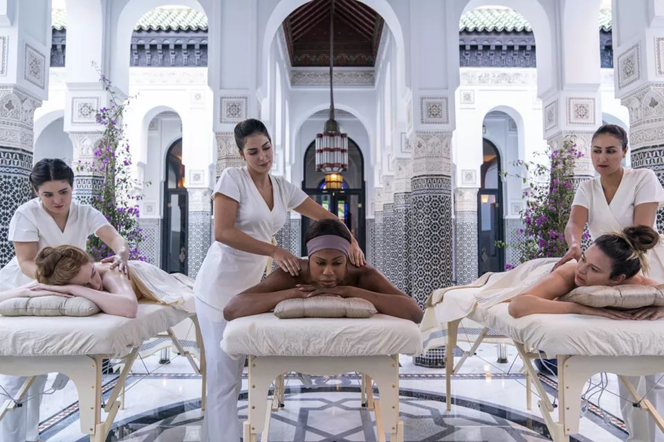 Mulheres fazem massagem em um palácio 