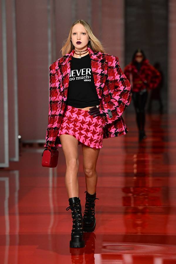 Cintura baixa em look da Versace