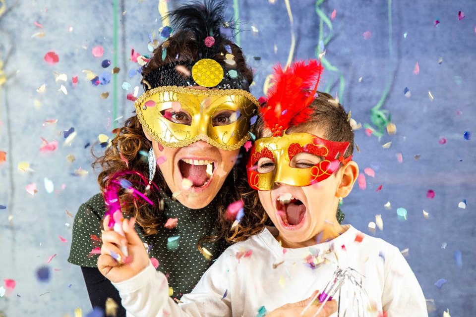 mãe e criança curtindo carnaval em casa