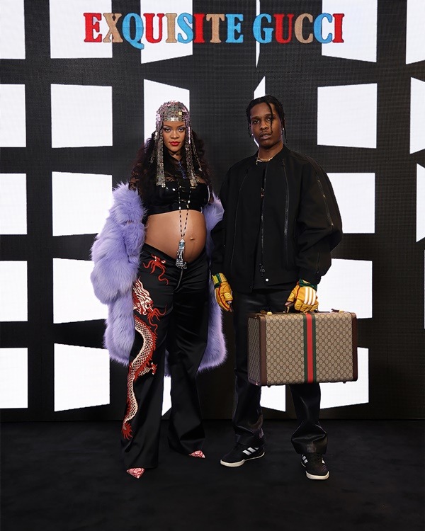 Na imagem com cor, Rihanna e ASAP Rocky posam em desfile da Gucci durante a Semana de Moda de Milão